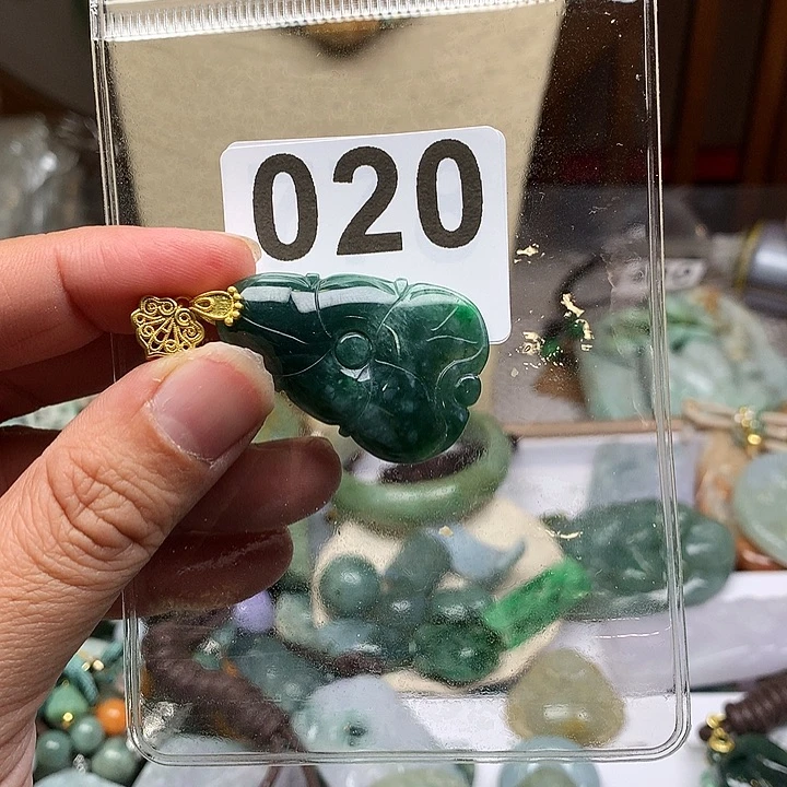 翡翠颈饰未镶嵌绿*翡翠