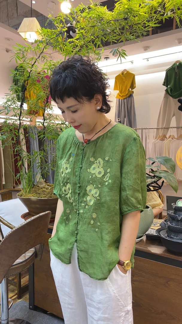 夏季新款花色苎麻圆领花朵刺绣女士上衣