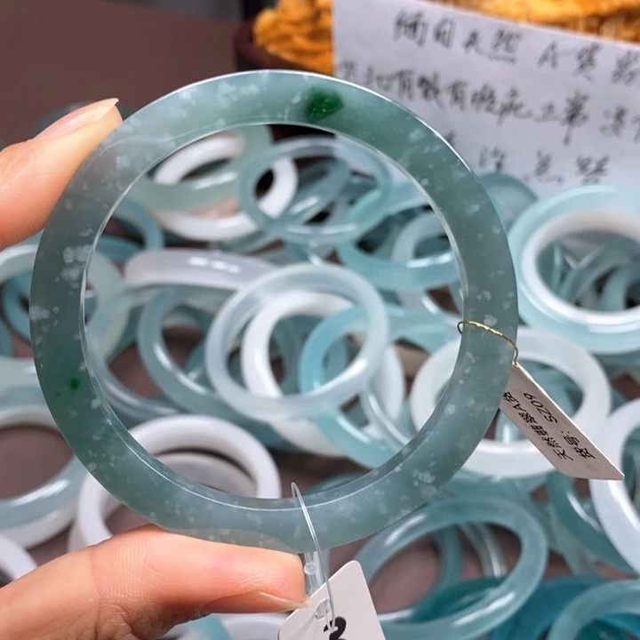 翡翠手镯未镶嵌翡翠