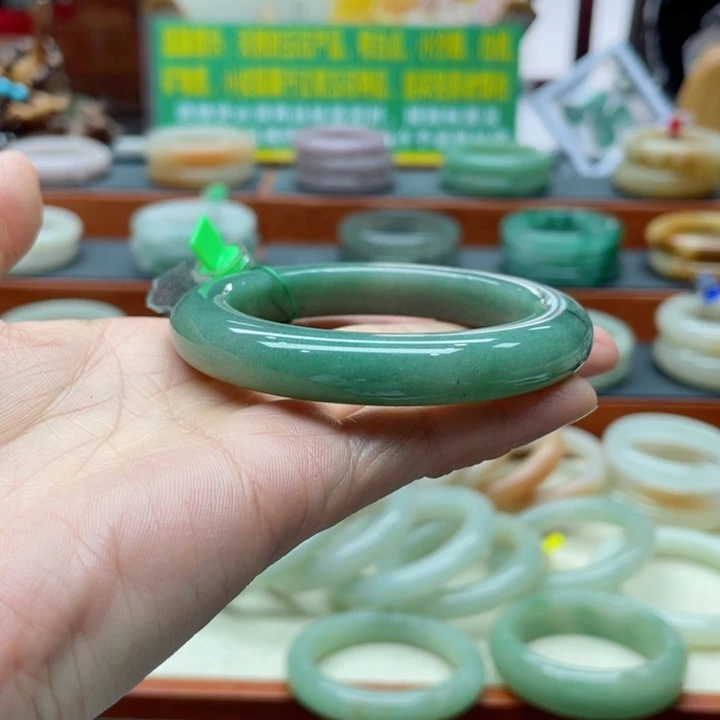 石英质玉未镶嵌手镯佘太翠福利手镯