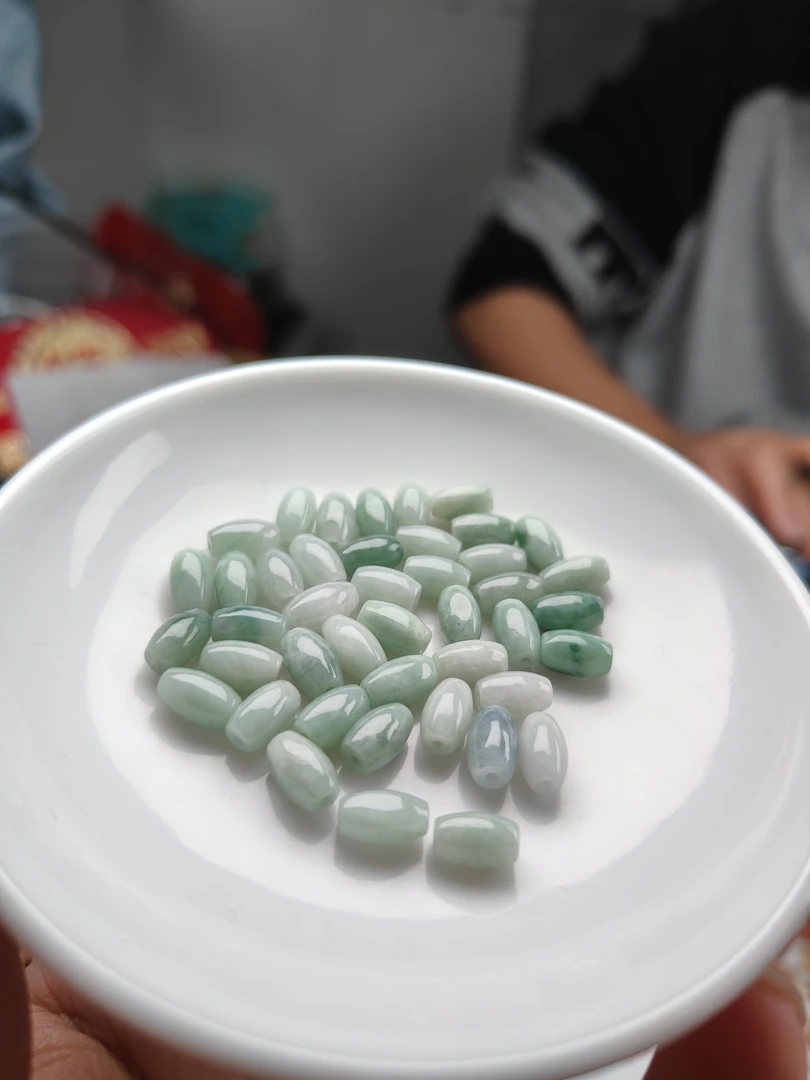 天然翡翠A货.果绿大米珠058尺寸约5*8mm,散珠50颗=40元,手工编织