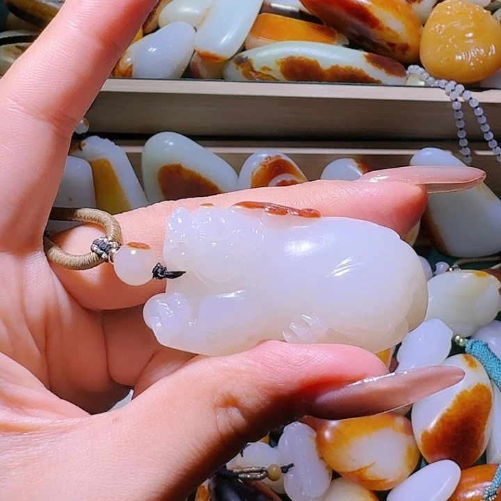 和田玉挂件未镶嵌虎**蓉