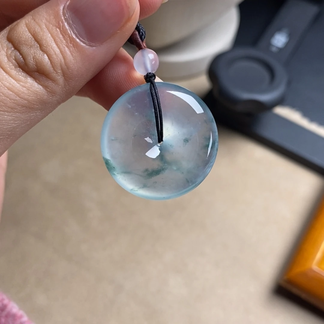 翡翠未镶嵌颈饰高冰玻璃种白底飘雪松绿花起钢平安扣