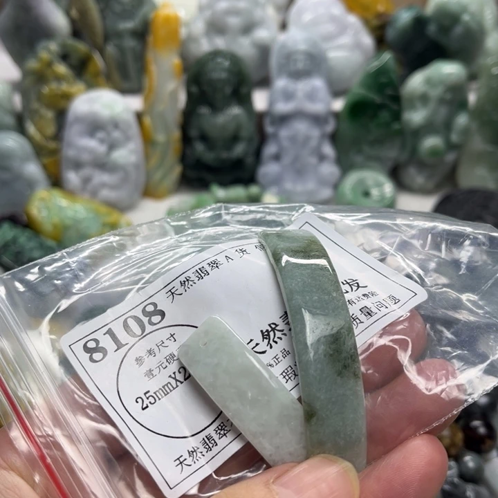 翡翠未镶嵌颈饰8108