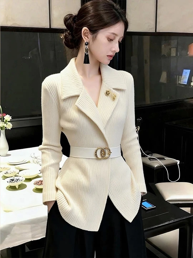 2025秋冬季女轻奢高端大气上档次巨好看收腰毛衣白色针织西装外套