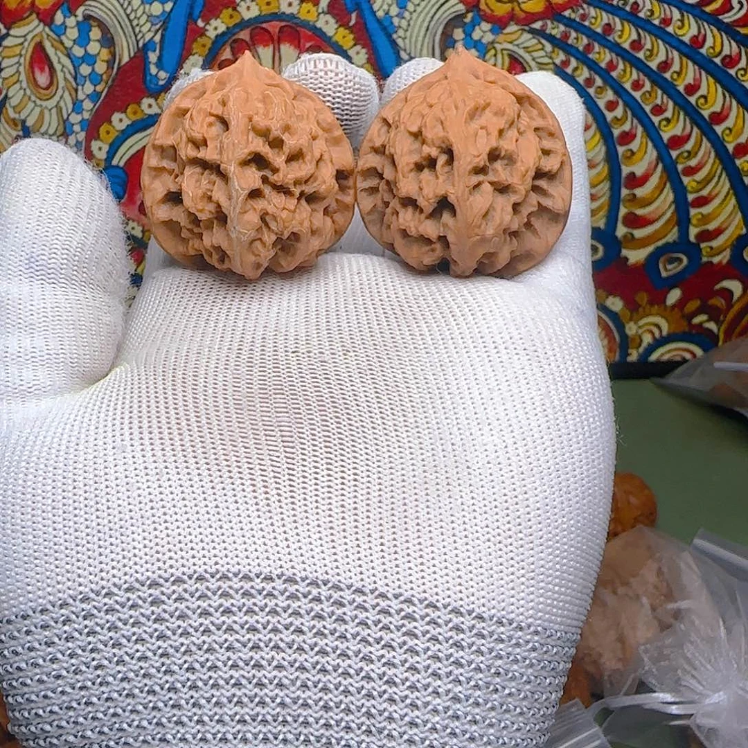 文玩核桃吊坠一代梨木台