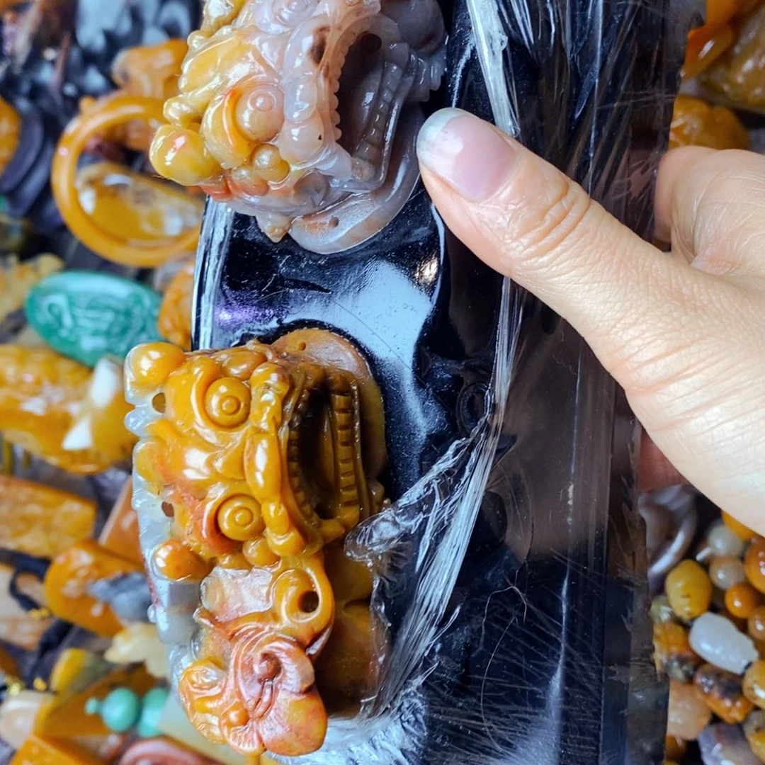未镶嵌石英质玉（黄龙玉）颈饰