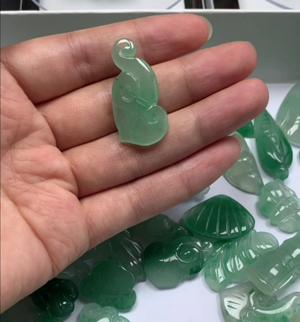 高冰飘花如意吊坠石英质玉多样发货
