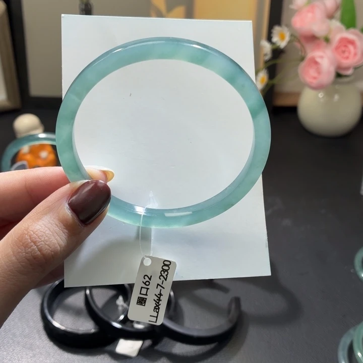 翡翠未镶嵌手镯湖水飘绿62