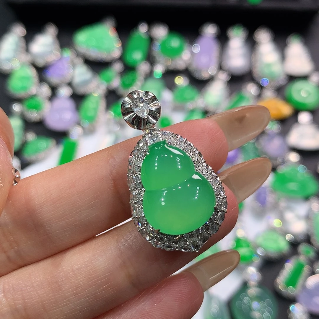 翡翠18K金镶嵌颈饰葫芦