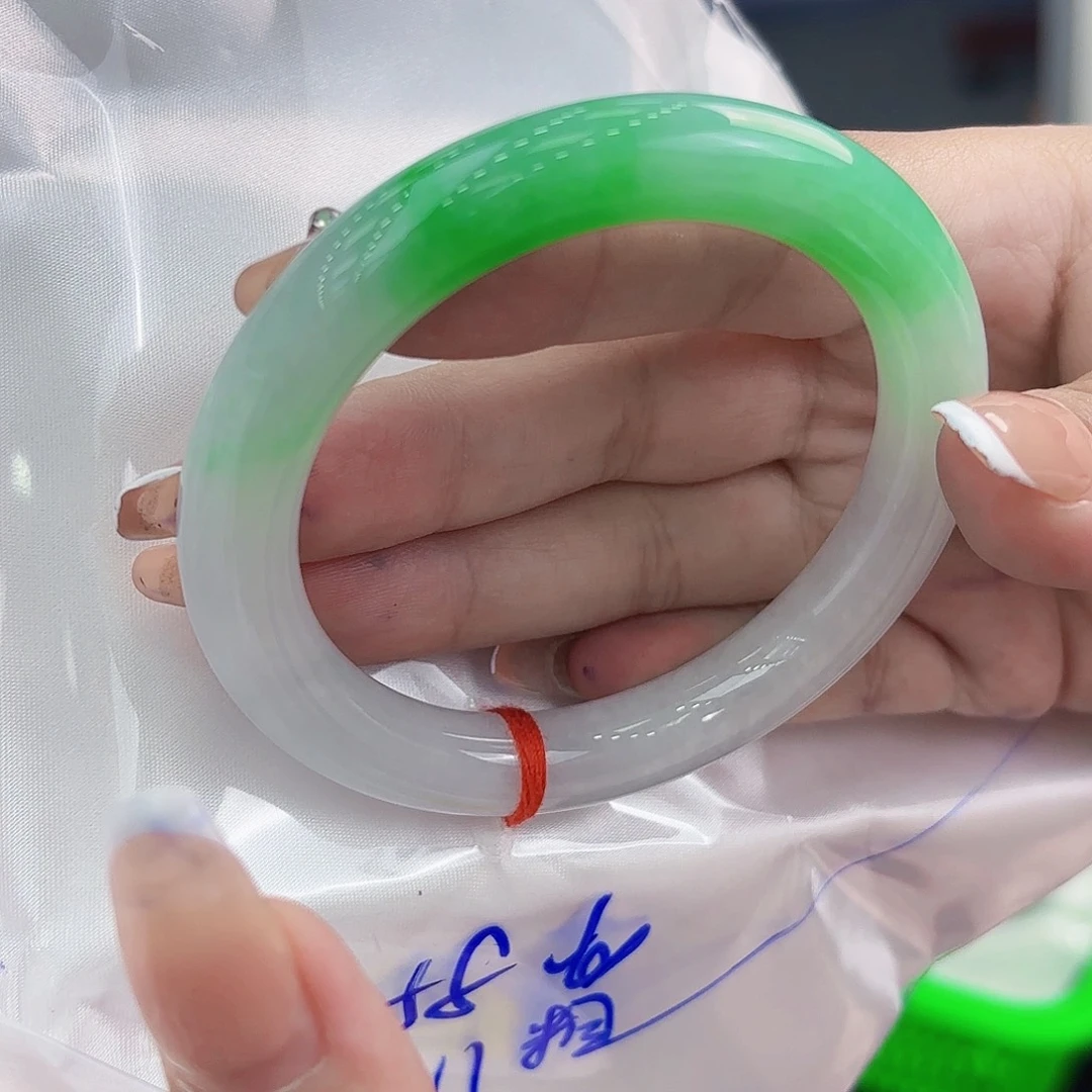 翡翠手镯未镶嵌沁****姐翡翠手镯