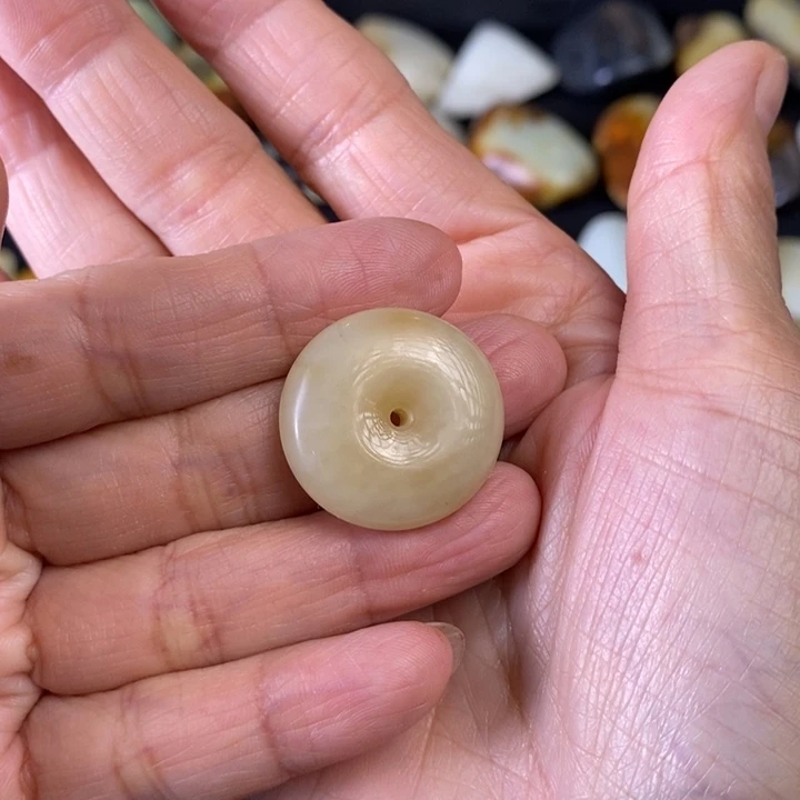 和田玉未镶嵌把件