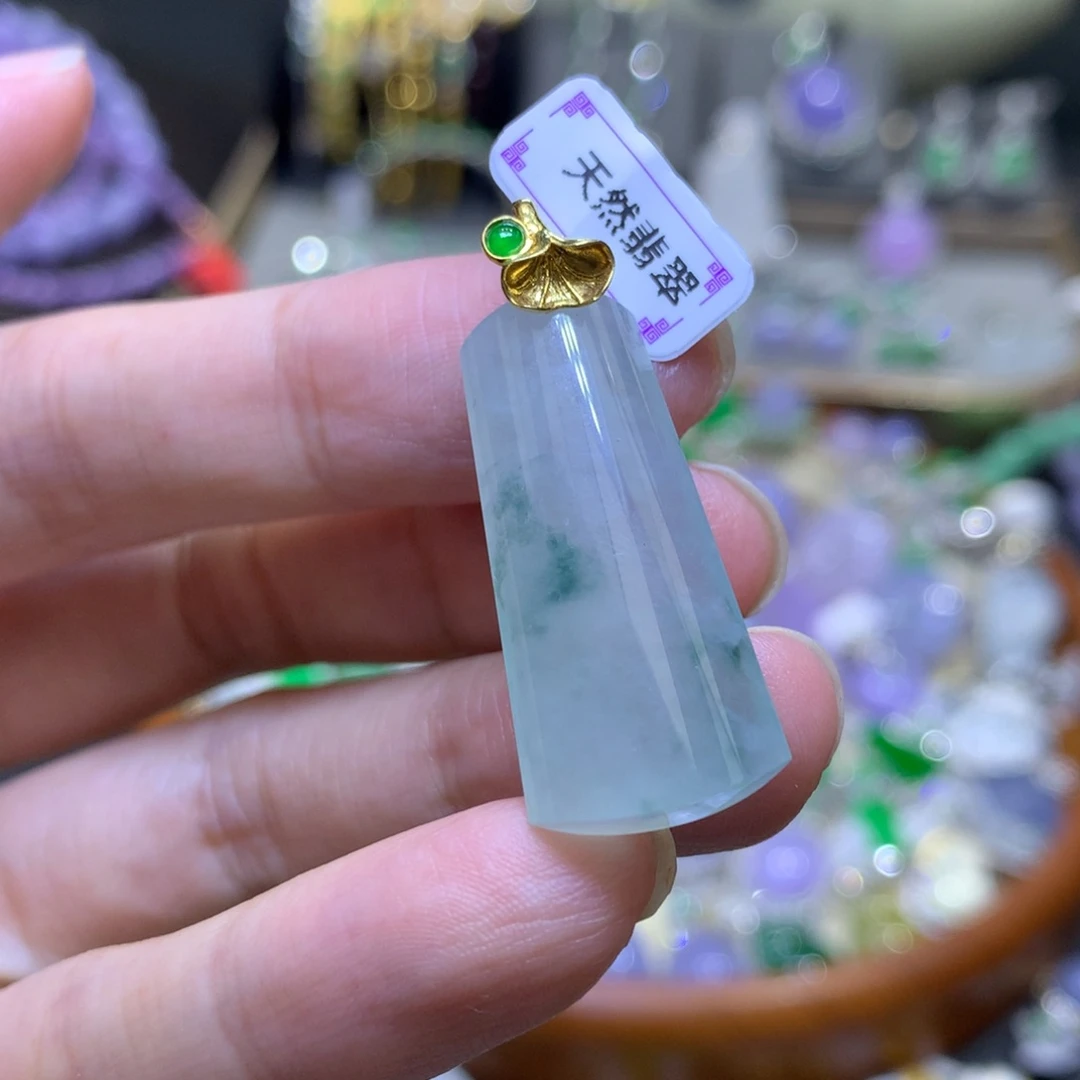 颈饰18K金镶嵌翡翠