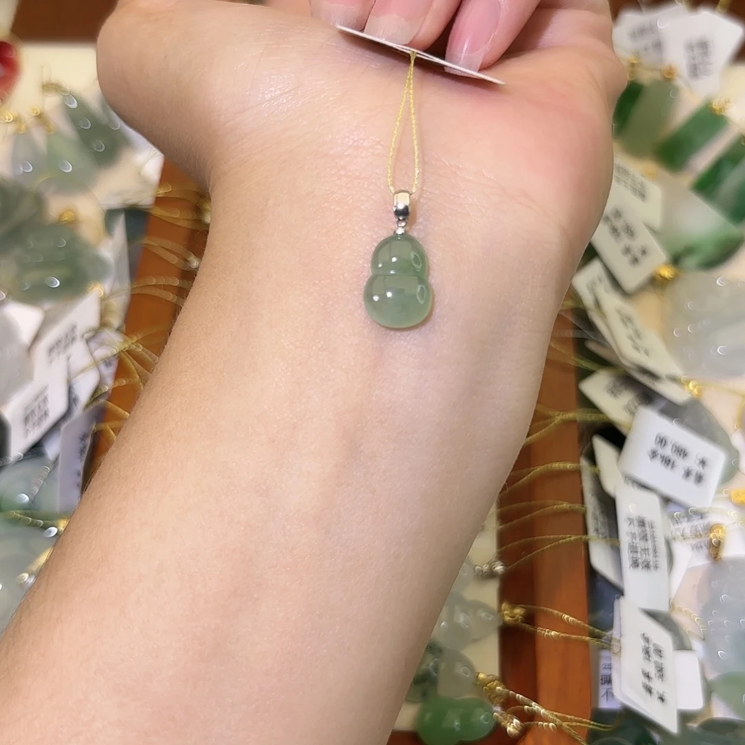 翡翠18K金镶嵌颈饰葫芦