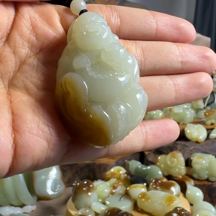 颈饰未镶嵌和田玉（糖玉）