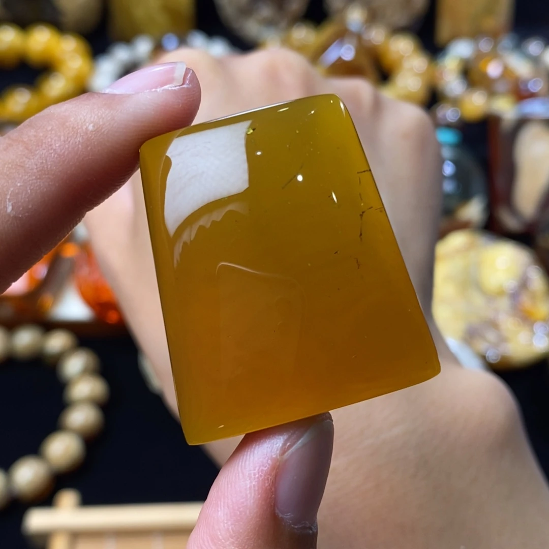 琥珀未镶嵌颈饰17克红绿双色茶牌子