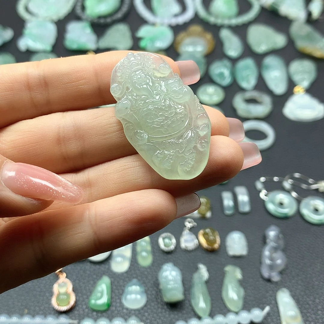 翡翠未镶嵌颈饰财神