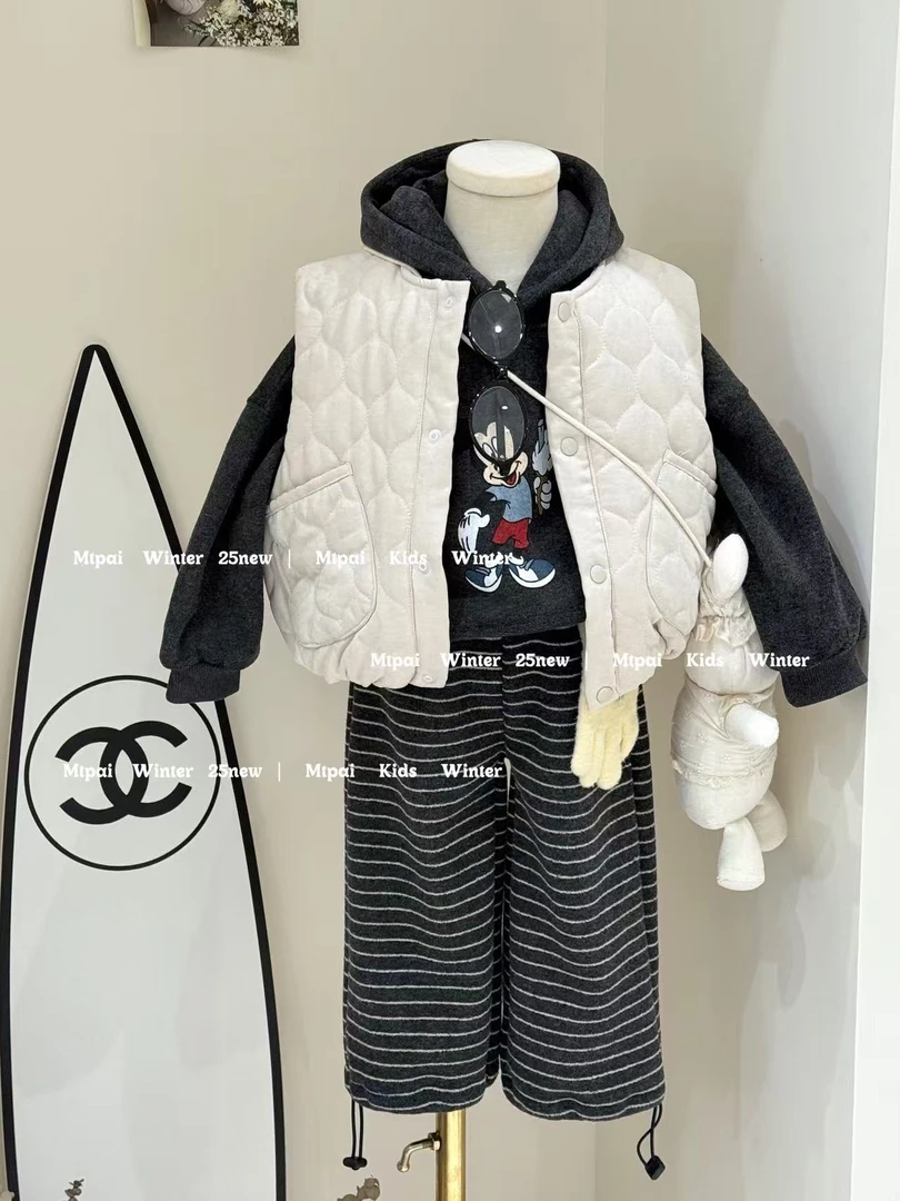 中性款冬季女童幼儿园穿搭连帽一体绒米奇卫衣配条纹卫裤+马甲