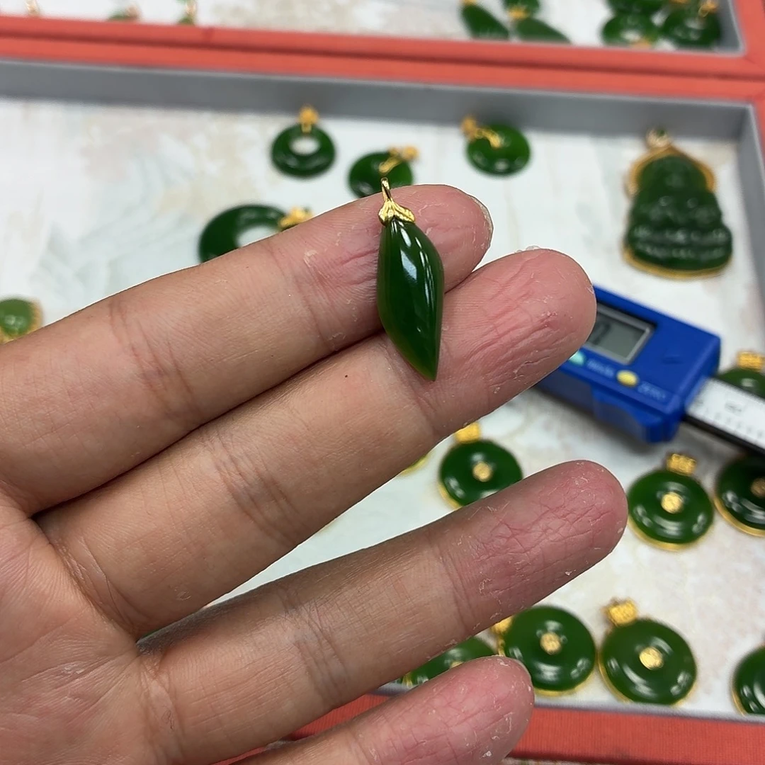 晨***曦和田玉18K金镶嵌颈饰