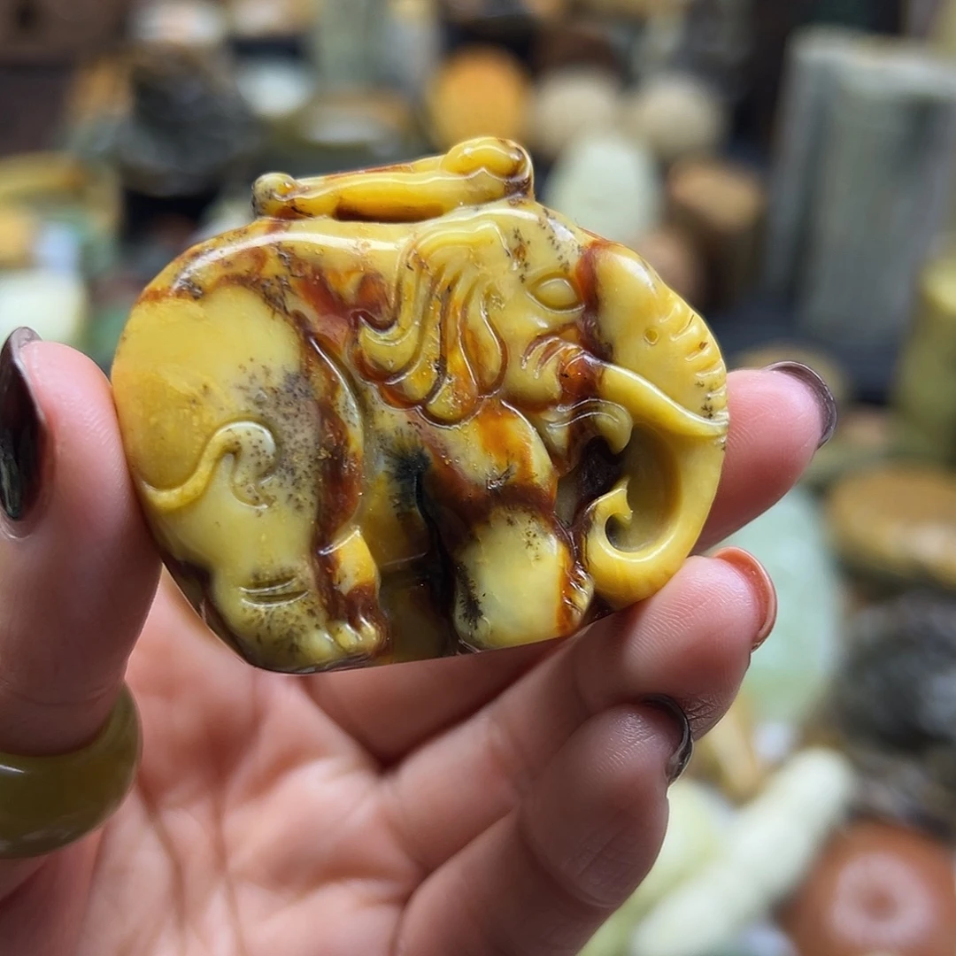 岫玉未镶嵌颈饰辽阳水草小象