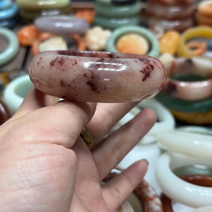 樱***茶石英质玉未镶嵌手镯