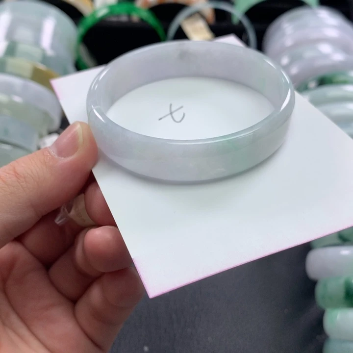 翡翠未镶嵌手镯公主