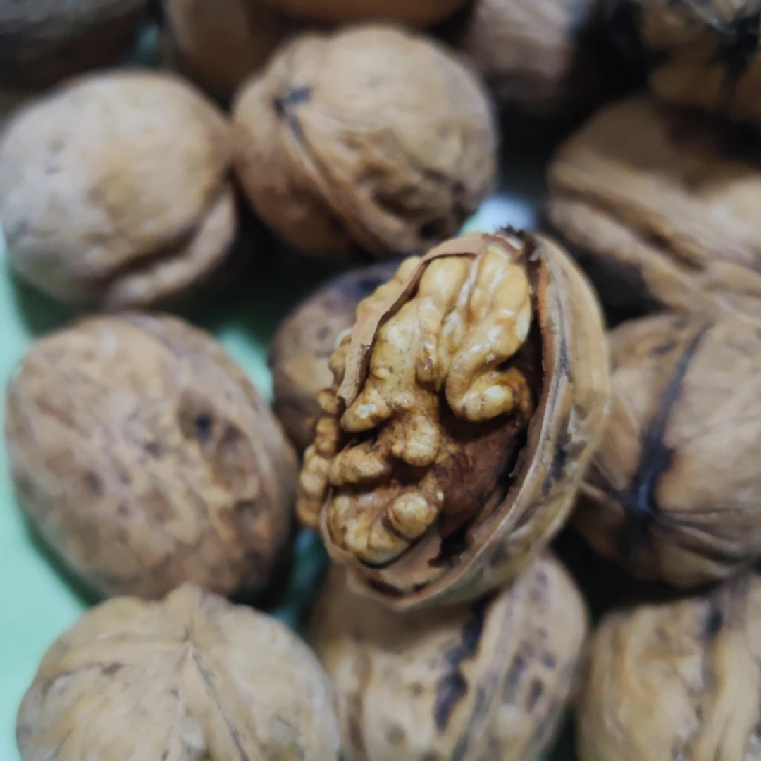 农家核桃未漂白，纯手工核桃。天然核桃