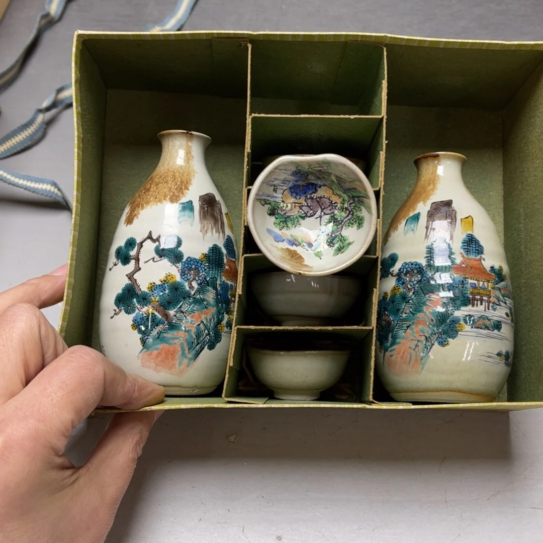 瓷片木*密密麻麻地排列着一个大