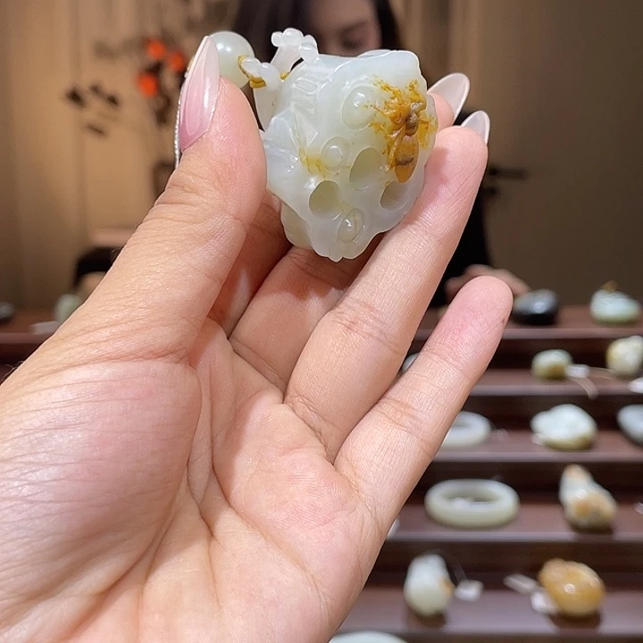 未镶嵌和田玉（青白玉）车挂莲蓬挂件