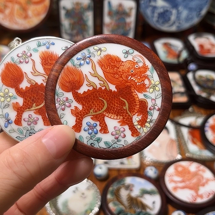 董***涛瓷片瓷片挂件一个