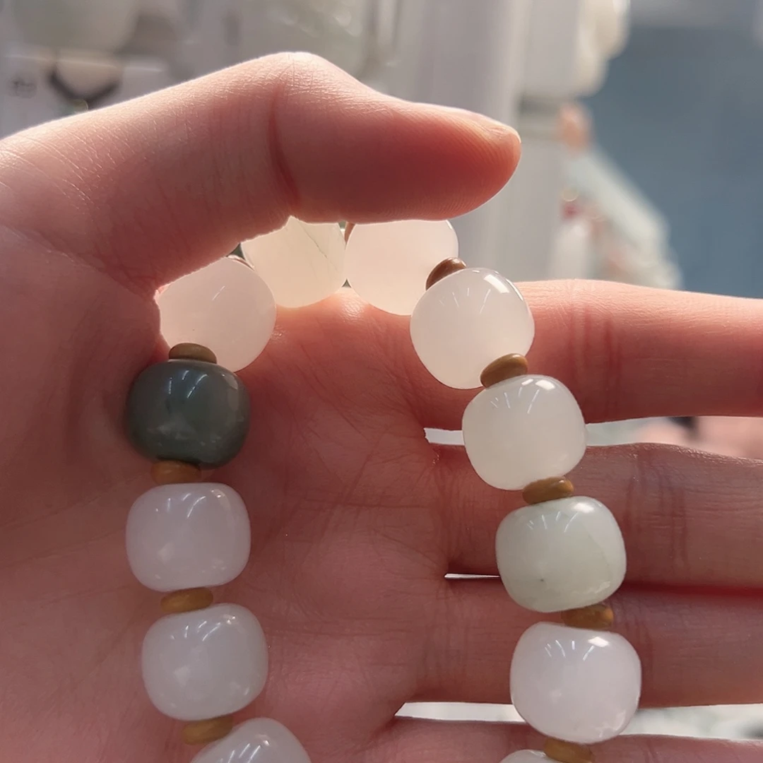 ****٭石英质玉（金丝玉）合金颈饰