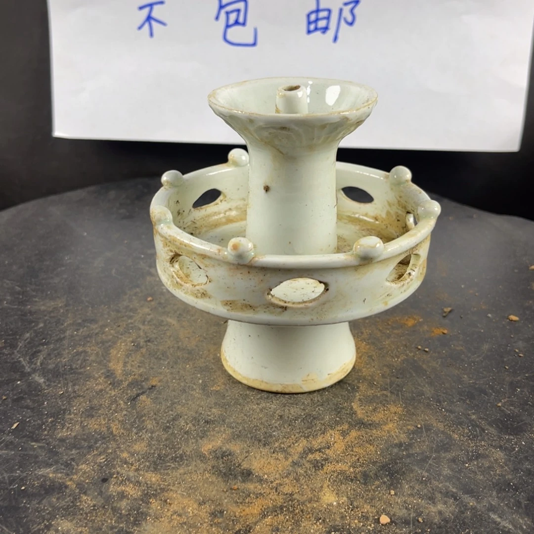 罐漂亮的小瓷器和