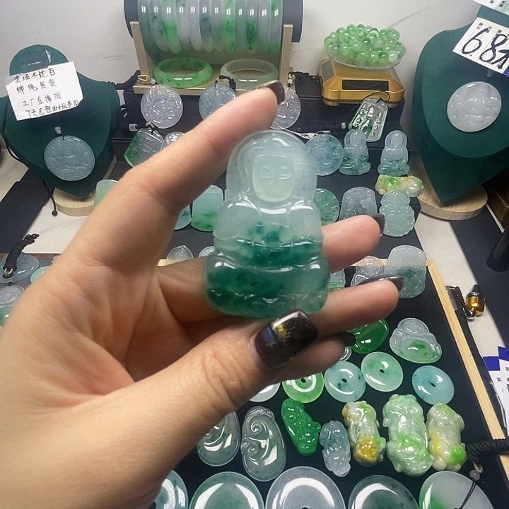 翡翠未镶嵌颈饰观音
