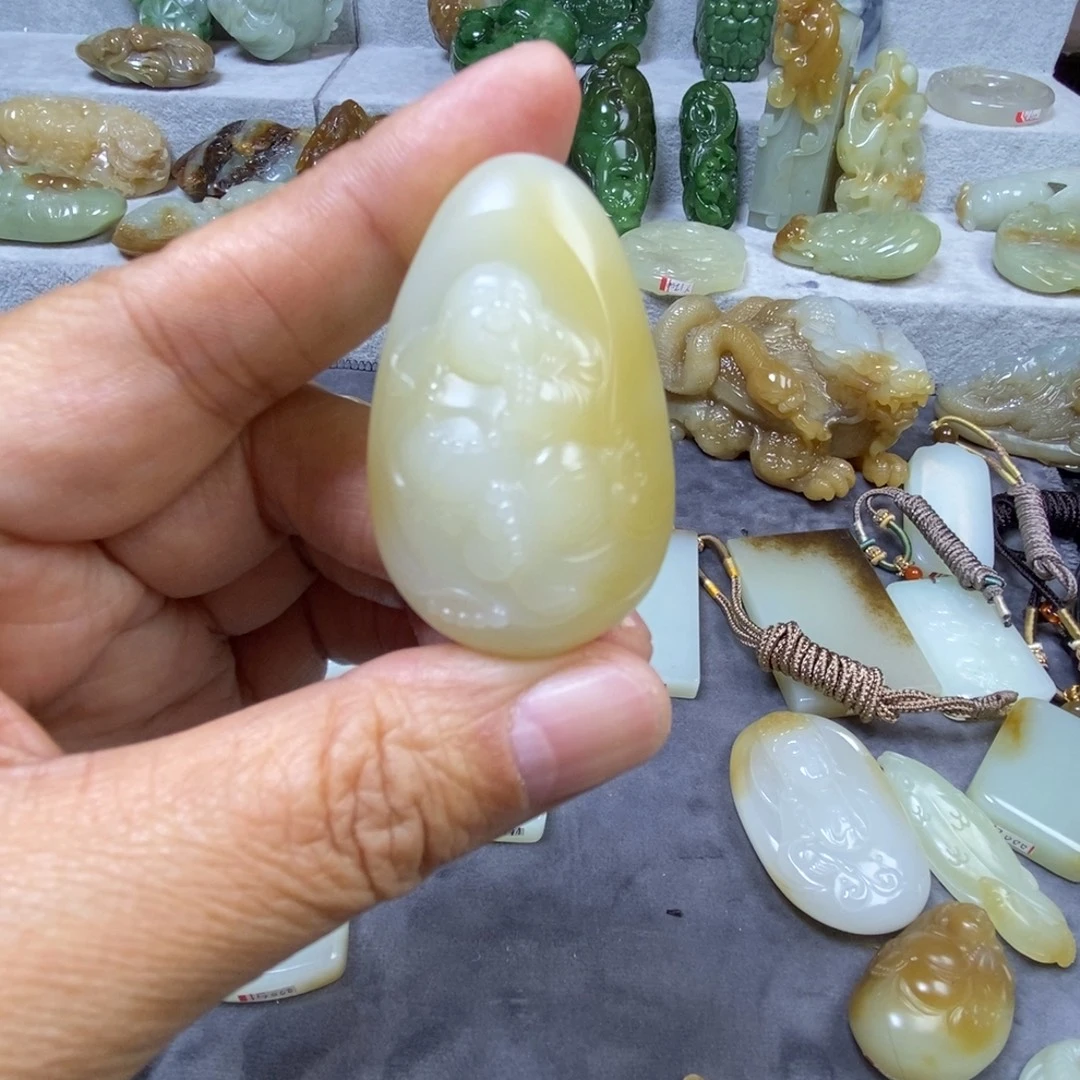 狼***的和田玉未镶嵌吊坠(不含链)
