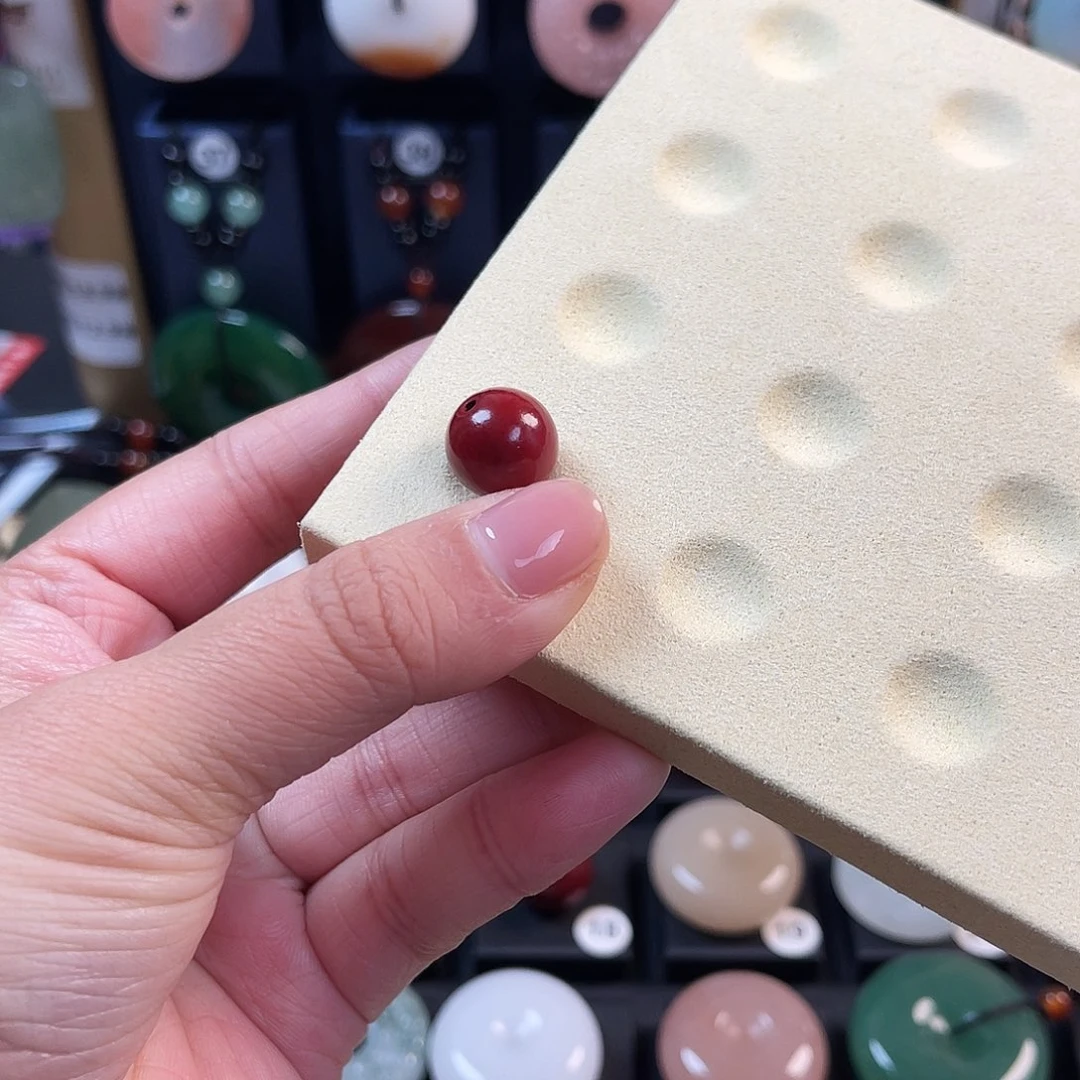 颈饰未镶嵌石英质玉宝***人