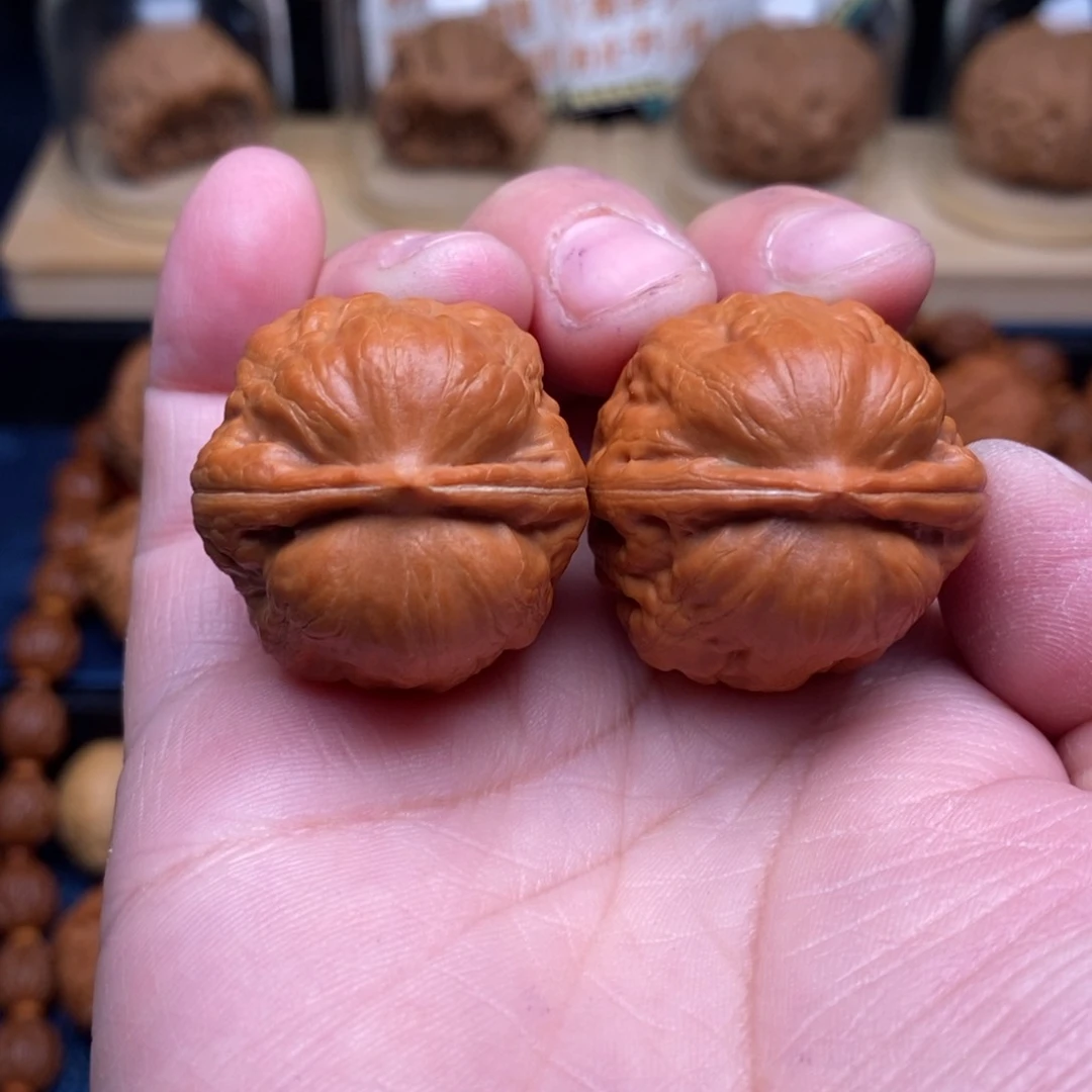 文玩核桃把件是**的手捻