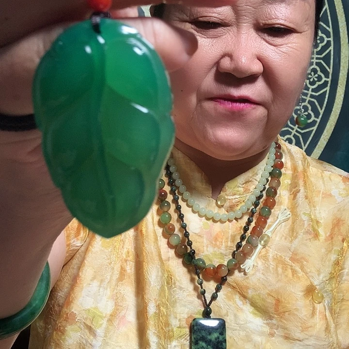 透闪石质玉足银镶嵌颈饰