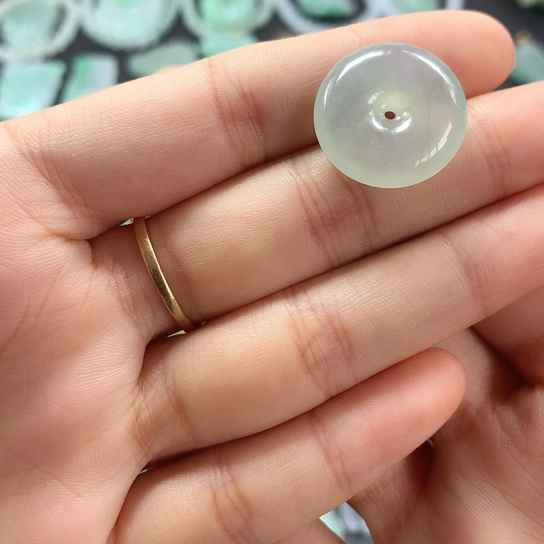 翡翠未镶嵌颈饰平安扣