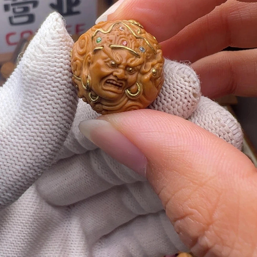 猴头核桃把件镶嵌款四大天王18左右尺寸全品有正常封口线