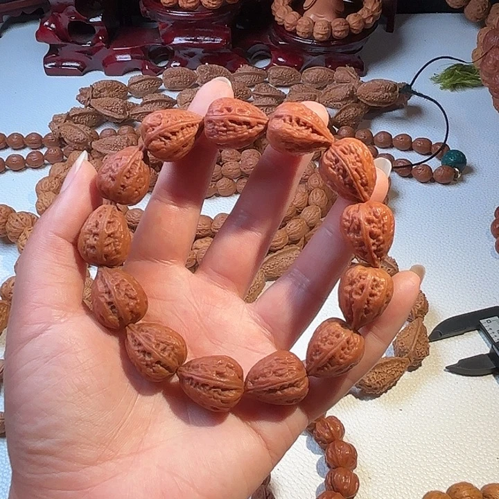 桃核把件野生粗筋小水滴