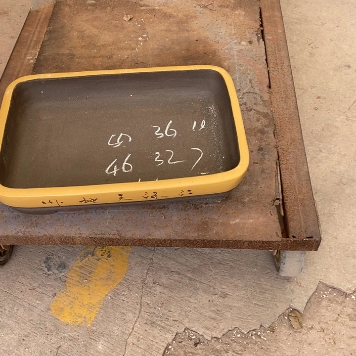 花盆紫砂只顾看手机的小