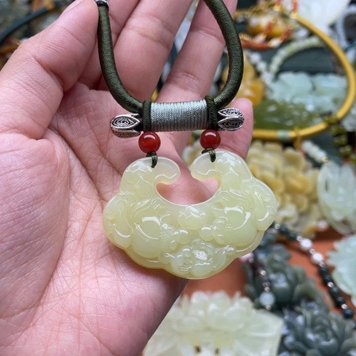 蛇纹石玉吊坠合金