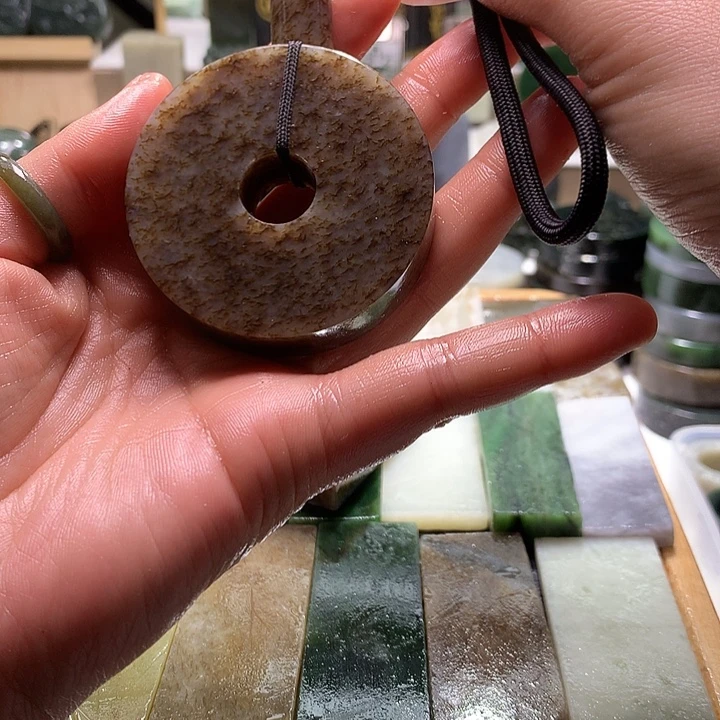 大***虎和田玉未镶嵌珠宝半成品