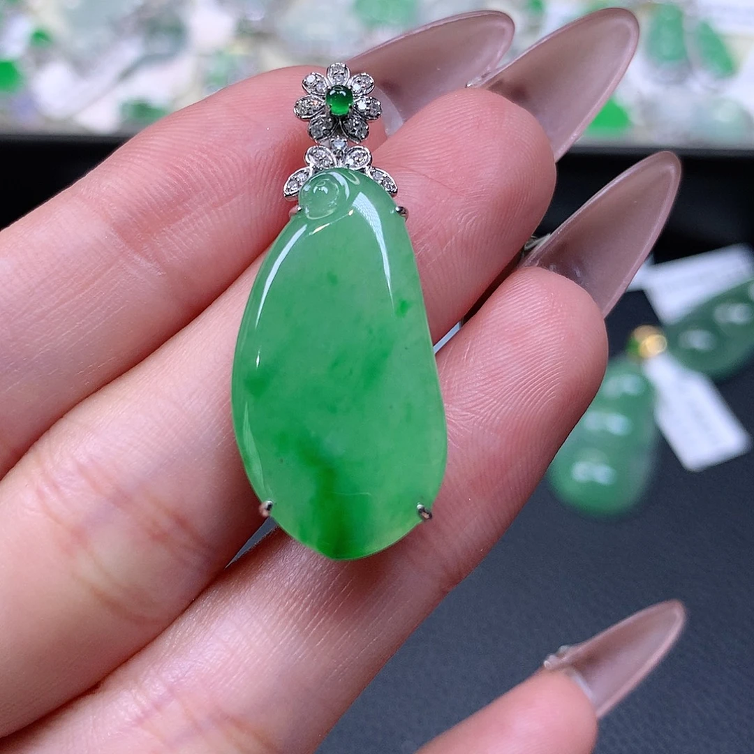 翡翠18K金镶嵌颈饰