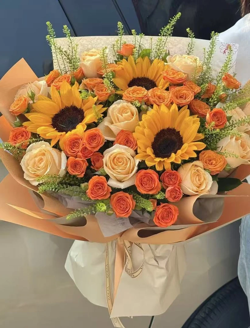 【心想事成】 向日葵2枝+香槟5枝+橙色芭比5枝+洋甘菊1扎+黄莺草1扎