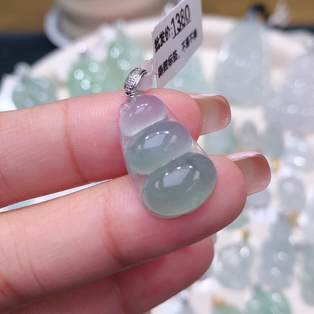 颈饰18K金镶嵌翡翠福豆