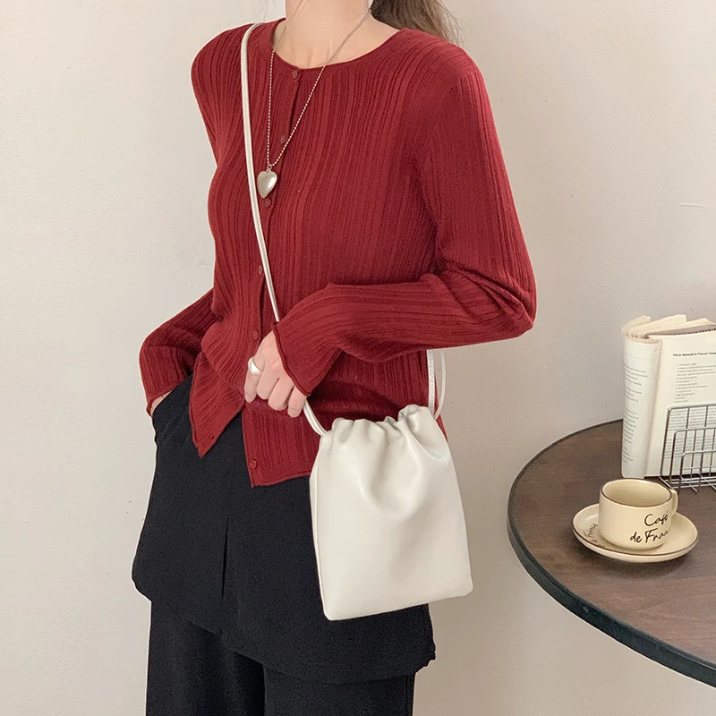 束口小众女包2025新款百搭极简风真皮单肩斜挎水桶包女小包