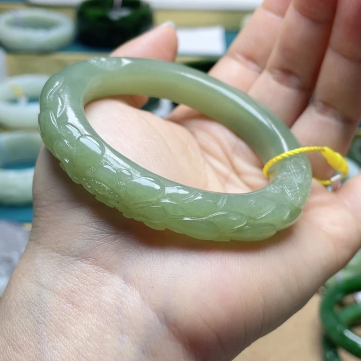 和田玉手镯57圈口。编号122银S925镶嵌