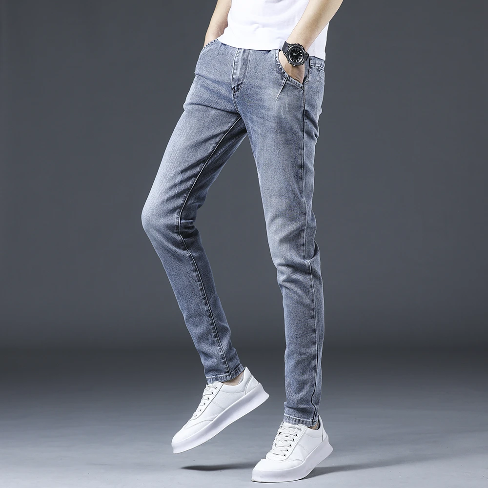 约文库费高端时尚春夏季男款牛仔裤修身小脚韩休闲浅蓝弹力薄款裤