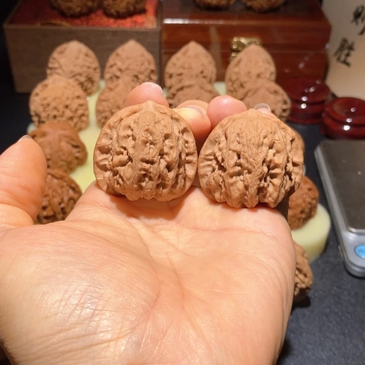 文玩核桃吊坠梨木台38